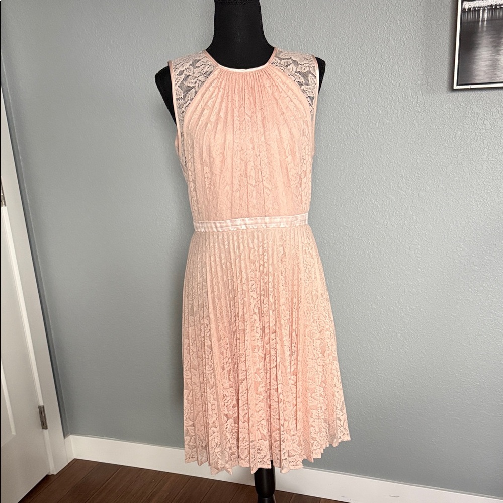 Elegant Lace Sleeveless Dress in Soft Peach
